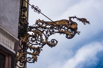 Fototapeta na wymiar Historisches Wirtshausschild Innsbruck Altstadt