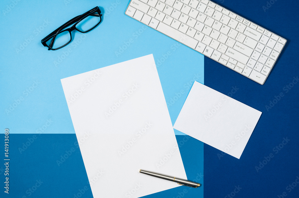 Poster mock-up magazine or catalog on colorful table. white page or notepad on modern background. blank cop