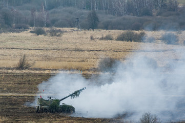 Obraz premium Howitzer M109A5Ö fiering a shot at shooting range in Austria