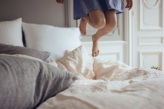 pieds d'enfant dans un lit douillet 