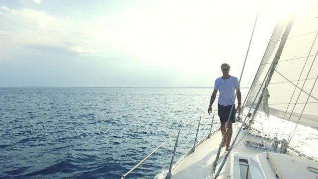 Mann auf seiner Segelyacht