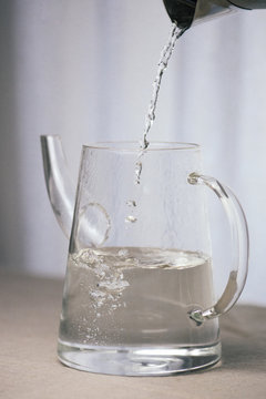 carafe d'eau transparente