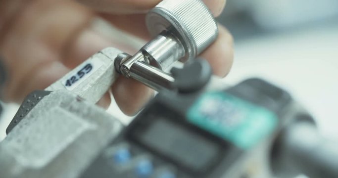 measurement of metal parts using micrometer