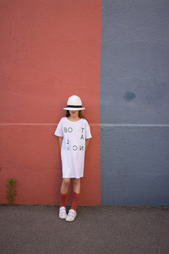Fillette en street wear, chapeau summer time 