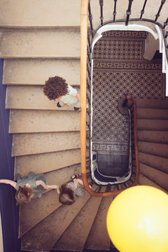 Enfant qui court dans un escalier