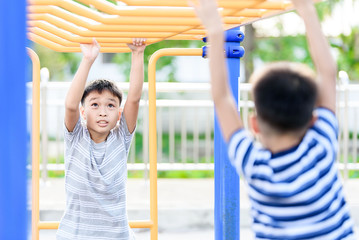 Obraz premium Boy play with bar