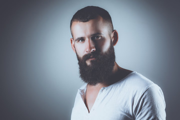 Obraz premium Portrait of handsome man standing, isolated on grey background