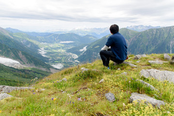 Naklejka premium Tourist look at Mont Blanc