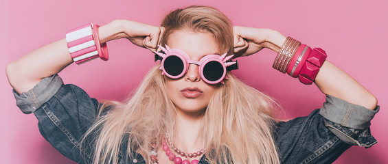 Pop girl portrait wearing odd sunglasses and posing letterbox - obrazy, fototapety, plakaty