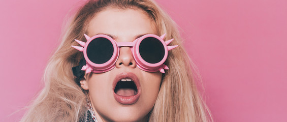 Pop girl wearing odd sunglasses with open mouth letterbox - obrazy, fototapety, plakaty