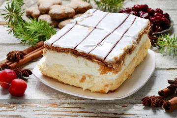 Cream pie made of two layers of puff pastry, filled with whipped cream.