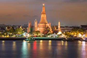 Naklejka premium Arun temple watefront with reflection at night, Thailand Landmark