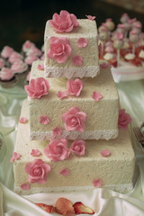 Obraz na płótnie Canvas wedding cake in the banquet hall