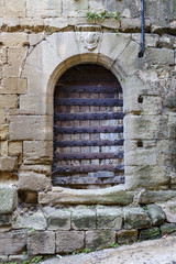 Fototapeta na wymiar Original medieval doors of the town of Briones Spain