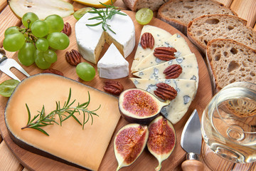 Cheeseboard with blue cheese and fruits