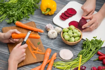 Photo sur Plexiglas Légumes Trancher, hacher et éplucher les légumes cuire.