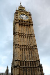 Fototapeta na wymiar Upwards view to Elizabeth tower the Big Ben in London, United Kingdom