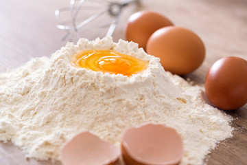Breaking egg and flour .
