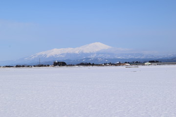 鳥海山（出羽富士）／ 山形県の最高峰、標高2,236mの鳥海山（ちょうかいさん）です。日本百名山、日本百景、日本の地質百選に選定されている活火山で、山頂に雪が積もった姿が富士山にそっくりなため、出羽富士（でわふじ）と呼ばれ親しまれています。
