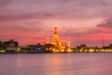Fototapeta premium Wat arun night view temple in bangkok, Thailand