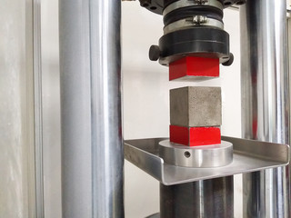compressive strength test on cube of concrete - 141950239