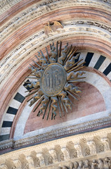 Obraz premium Solar disc at the entrance to the Duomo, Siena, Italy