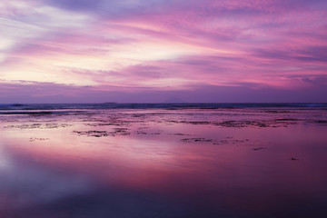 Schöner Sonnenuntergang mit lila Himmel am Strand