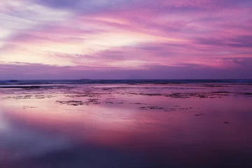 Poster Zonsondergang aan zee Prachtige zonsondergang met paarse lucht op het strand