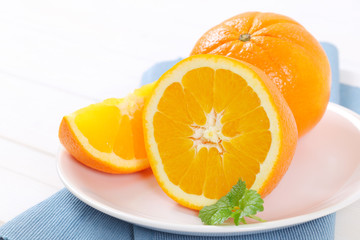 whole and sliced oranges