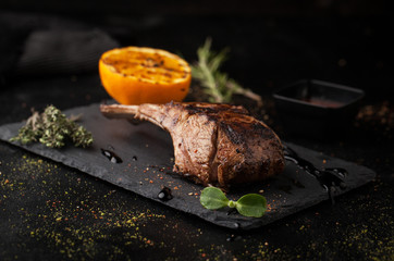 Grilled lamb rack with spices