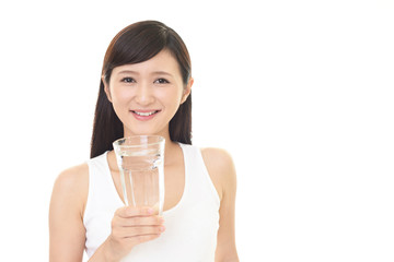 お水を飲む女性