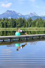 kräftigende Übungen mit dem Gymnastikball