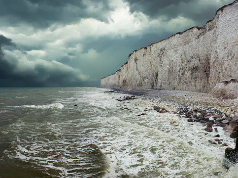 Mer et ciel sombres avant l'orage &agrave; Criel, Seine Maritime, Normandie, France