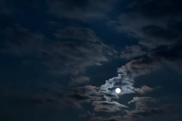 Rolgordijnen Dramatische nachtelijke hemel met wolken en heldere volle maan © Volodymyr