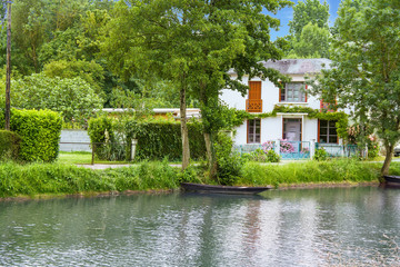 Obraz premium Maison maraichine dans le Marais poitevin, Deux Sèvres, France 