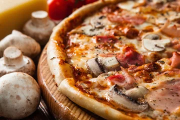 Cercles muraux Pizzeria Restauration rapide italienne. Délicieuse pizza chaude tranchée et servie sur un plateau en bois avec des ingrédients, vue rapprochée. Photo des menus.