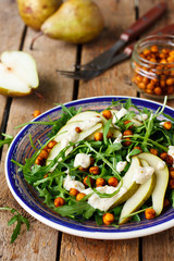 Salad with pear, chickpeas and arugula
