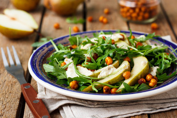 Salad with pear, chickpeas and arugula
