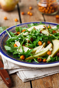 Salad with pear, chickpeas and arugula
