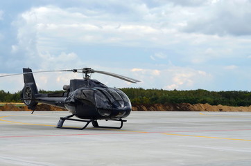 der Helikopter auf dem Flugplatz