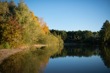 Fototapeta na wymiar Baggersee im Herbst