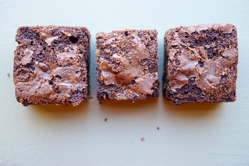 Brownie squares with a crackled top