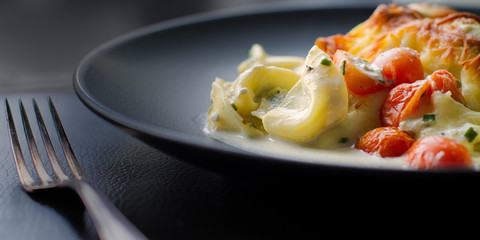 Tortellini mit Tomaten und Käse überbacken