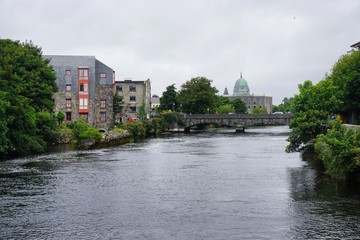 Fototapeta na wymiar Stadt am Fluss in Irland