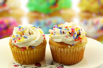 Fototapeta na wymiar Cupcakes desert on a blure unfocus cake background
