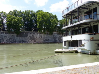 Barcone fisso e fermo sul Tevere  a Roma in Italia.