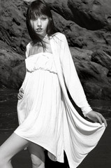 Naklejka premium schwarz weiß Foto eines models an der Steilküste Gran Canarias 