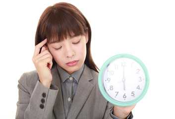 時計を持つ疲れた女性

