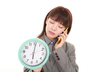 時計を持つ疲れた女性
