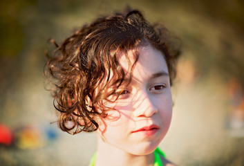 Портрет улыбается брюнетка девушка с кудрями